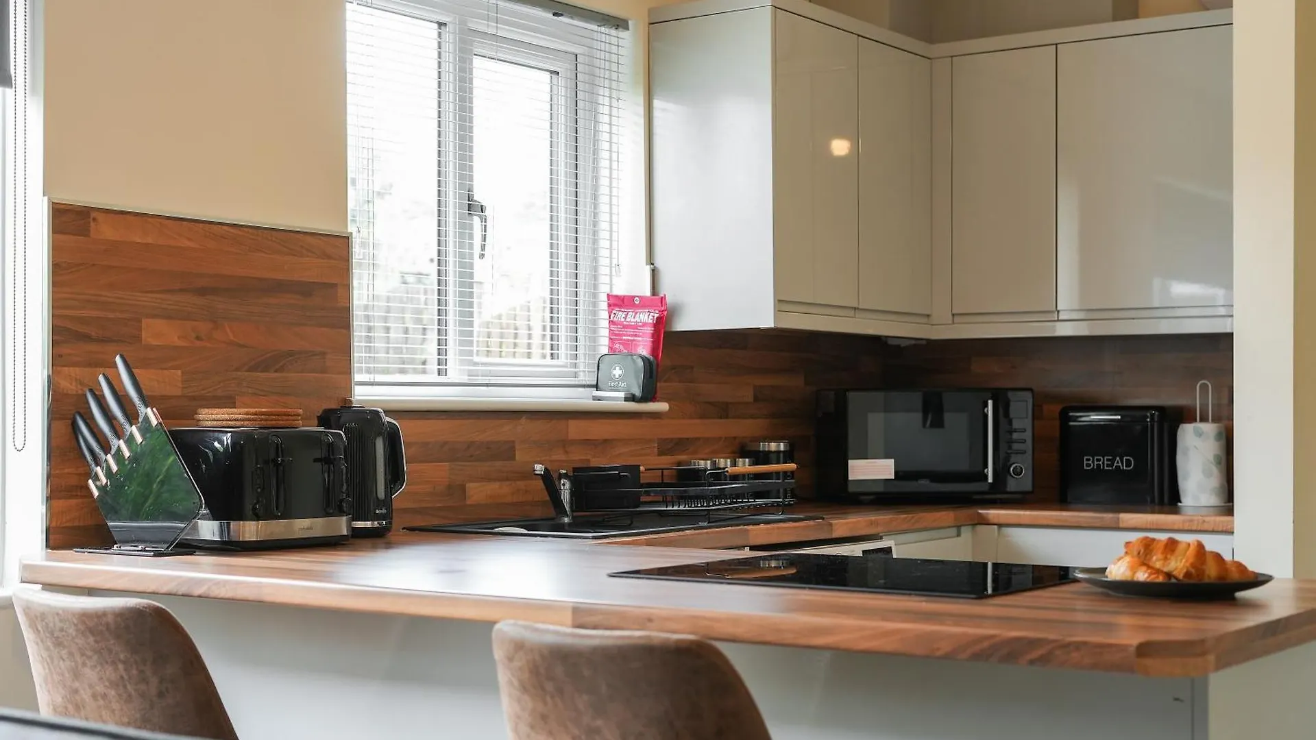 Guests Rated Exceptional 3 Bed House, Homely Comforts , Close To Amenities And Centre Sheffield