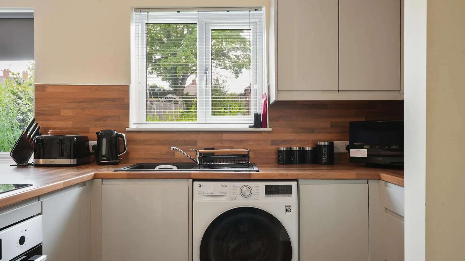 Guests Rated Exceptional 3 Bed House, Homely Comforts , Close To Amenities And Centre Sheffield Apartament