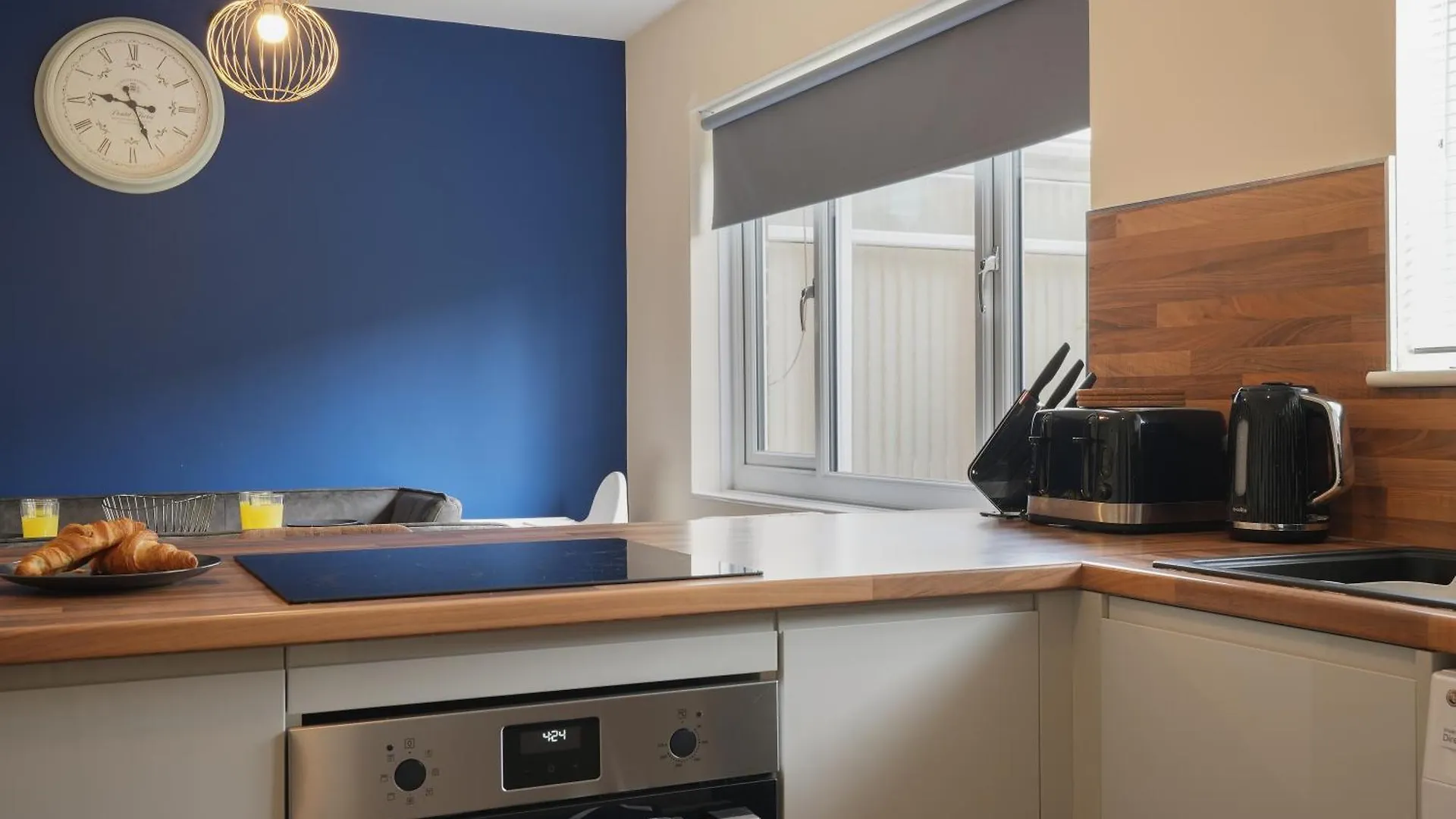 Guests Rated Exceptional 3 Bed House, Homely Comforts , Close To Amenities And Centre Sheffield