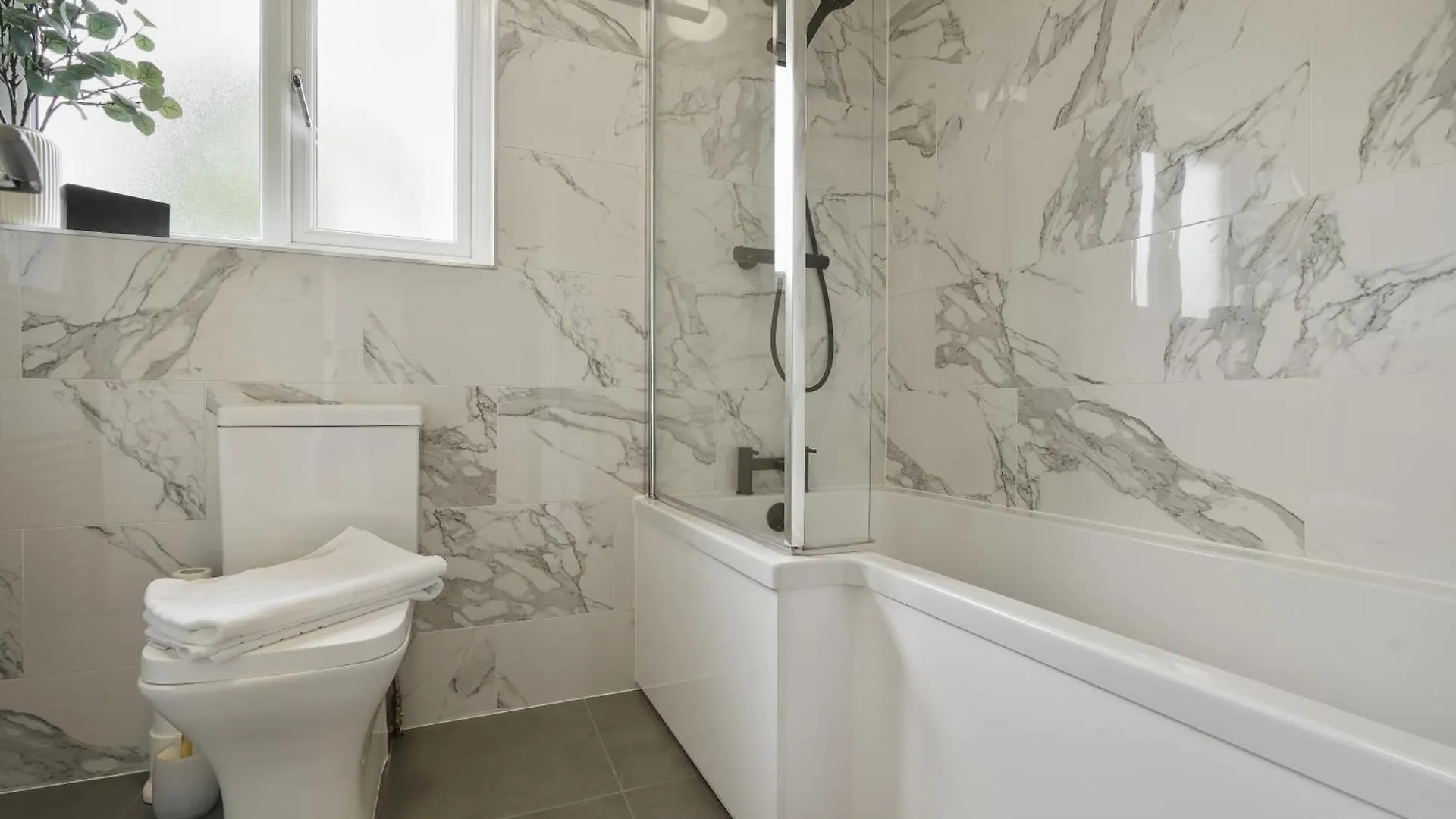 Guests Rated Exceptional 3 Bed House, Homely Comforts , Close To Amenities And Centre Sheffield 0*,