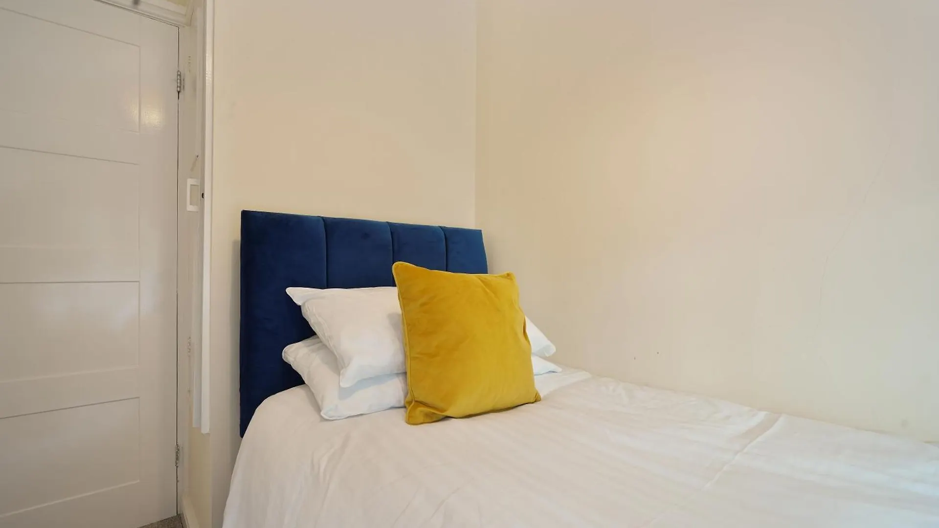 Guests Rated Exceptional 3 Bed House, Homely Comforts , Close To Amenities And Centre Sheffield