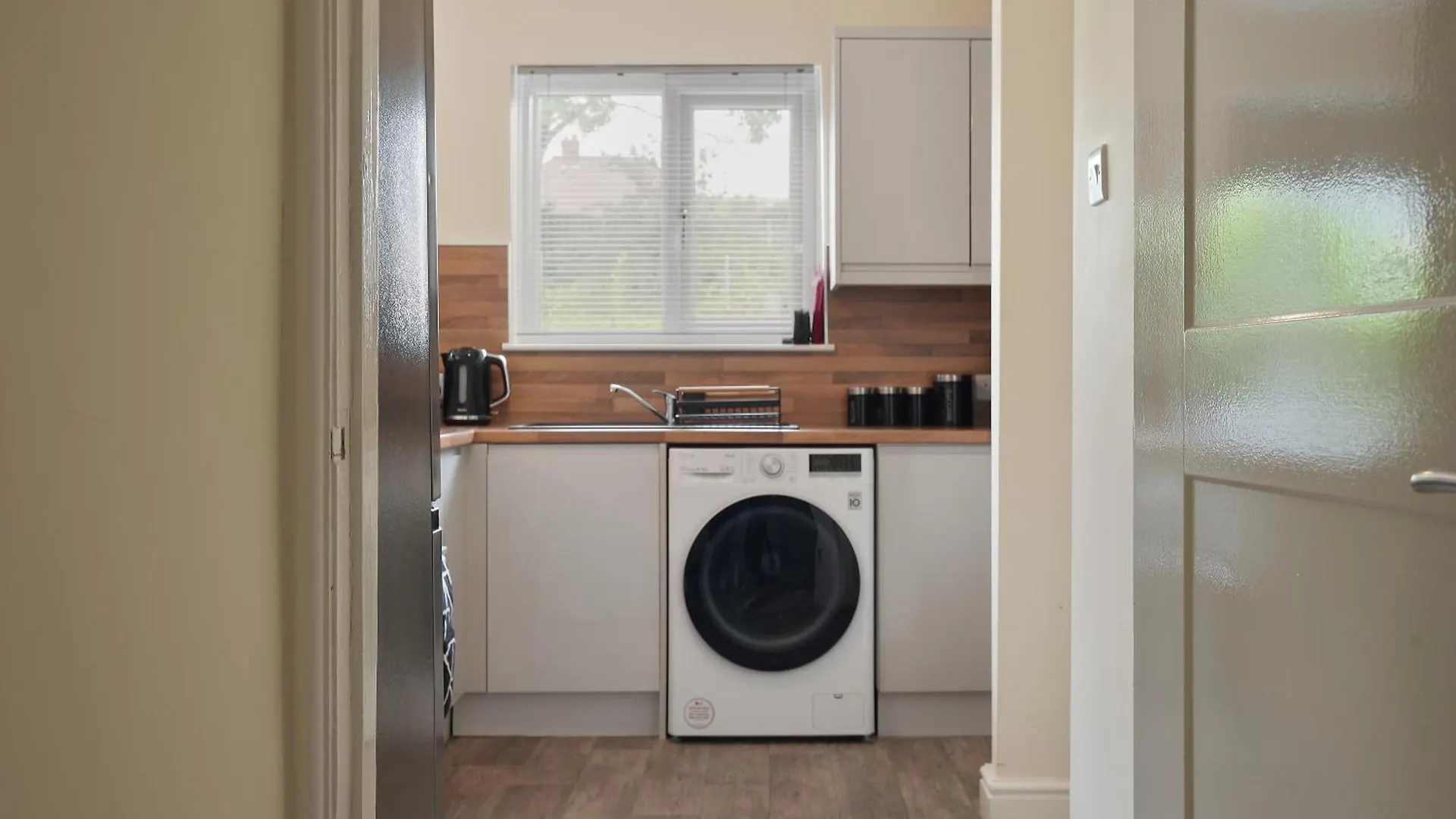 Guests Rated Exceptional 3 Bed House, Homely Comforts , Close To Amenities And Centre Sheffield