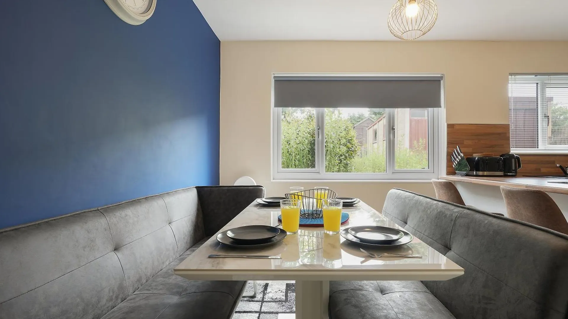 Guests Rated Exceptional 3 Bed House, Homely Comforts , Close To Amenities And Centre Sheffield